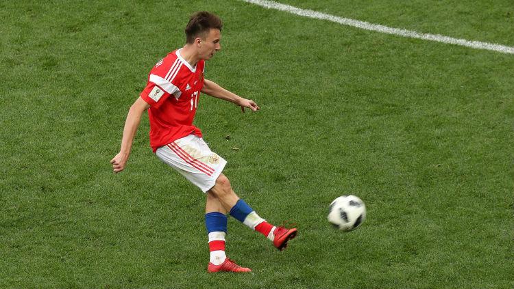 Penggawa Timnas Rusia, Aleksandr Golovin saat mengeksekusi tendangan bebas. Copyright: twitter.com