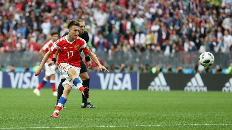 Penggawa Timnas Rusia, Aleksandr Golovin saat mengeksekusi tendangan bebas.