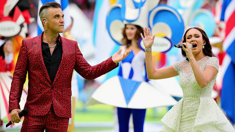 Robbie Williams dan Aida Garifullina menyanyi dalam upacara pembukaan Piala Dunia 2018.