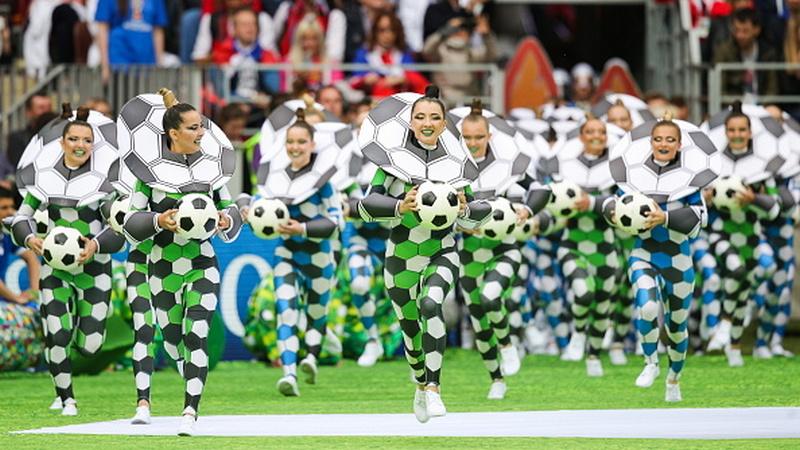Sekumpulan penari dengan pernak pernik sepakbola juga memeriahkan Upacara Pembukaan Piala Dunia 2018.