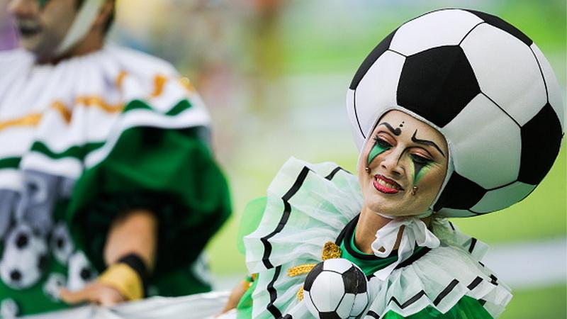 Seorang penari wanita dengan sebuah bola dipasang di kepalanya memeriahkan upacara pembukaan Piala Dunia 2018.