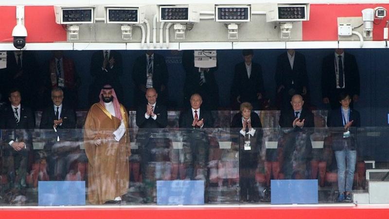 Vladimir Putin ditemani oleh Putra Mahkota Arab Saudi, Mohammed Bin Salman, serta Gianni Infantino.