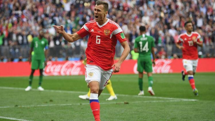 Denis Cheryshev merayakan gol keduanya untuk Rusia di laga pembuka Piala Dunia 2018.