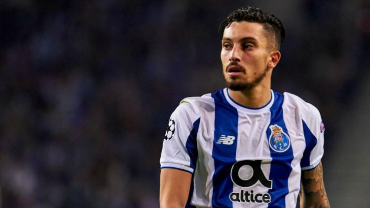 Bek kiri Porto, Alex Telles, menjadi incaran tiga klub elite Eropa. Copyright: Getty Images