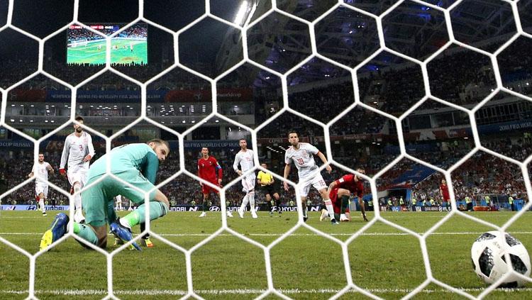 David De Gea tidak bisa menghalau tendangan Cristiano Ronaldo.