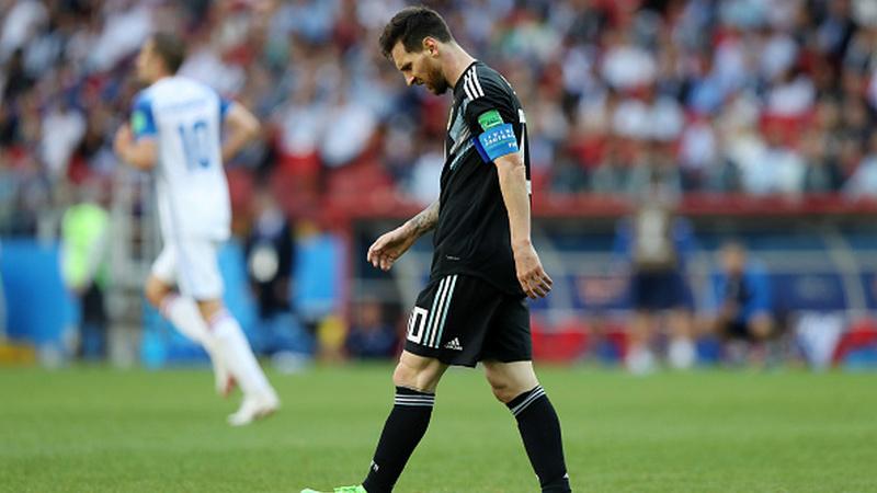 Lionel Messi menunduk kecewa pasca gagal penalti.