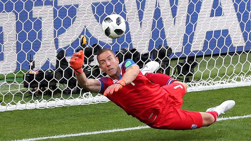 Aksi penyelamatan Hannes Halldorsson dari tendangan penalti Lionel Messi.