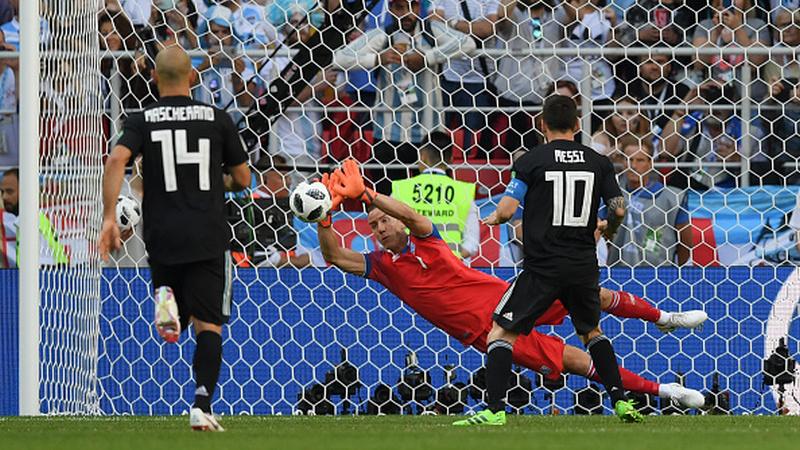 Aksi penyelamatan Hannes Halldorsson dari tendangan penalti Lionel Messi.