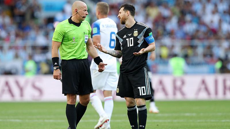 Lionel Messi protes kepada wasit Szymon Marciniak