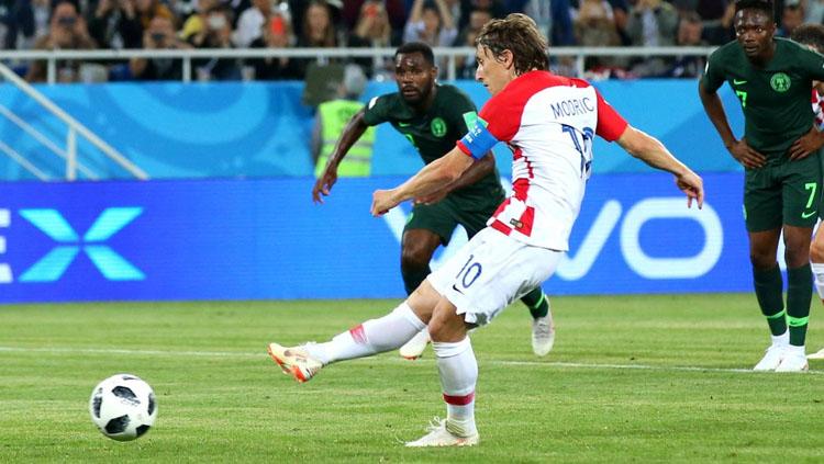 Eksekusi penalti Luka Modric ke gawang Nigeria. Copyright: Twitter @Squawka