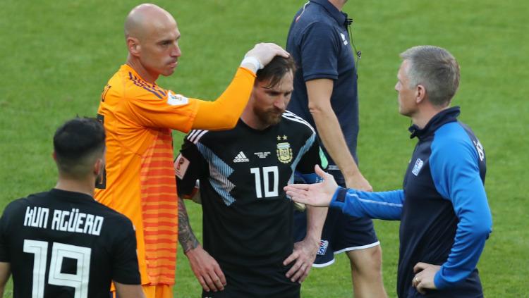 Lionel Messi bersedih usai laga Grup D Piala Dunia 2018, Argentina vs Islandia, Sabtu (16/06/18). Copyright: Getty Images