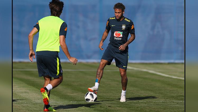 Neymar saat sedang latihan bersama Timnas Brasil. - INDOSPORT
