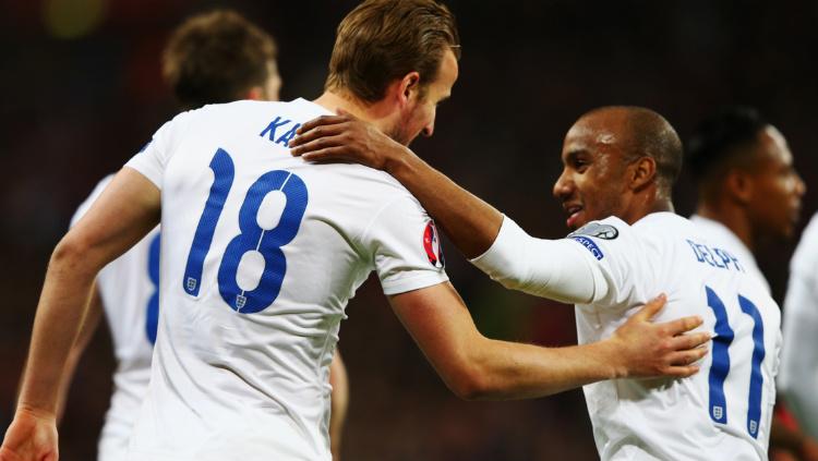 Penyerang Inggris, Harry Kane, merayakan gol debutnya di Timnas Inggris bersama Fabian Delph.