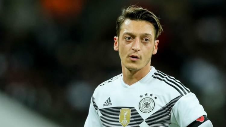 Pendukung tim tuan rumah, Qatar, kedapatan membawa foto Mesut Ozil dalam pertandingan antara Spanyol vs Jerman di Stadion Al-Bayt Al-Khor, Minggu (28/11/22).