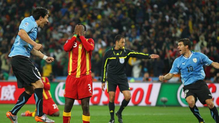 Legenda Ghana, Asamoah Gyan meratapi kegagalannya mengonversi tendangan penalti ke gawang Uruguay di Piala Dunia 2010. - INDOSPORT