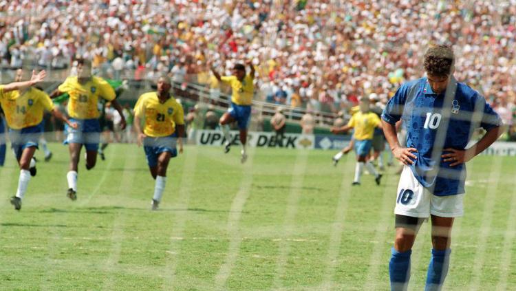 Roberto Baggio termenung usai gagal menyarangkan bola ke gawang dari titik putih di final Piala Dunia 1994 antara Italia dan Brasil. Copyright: AFP