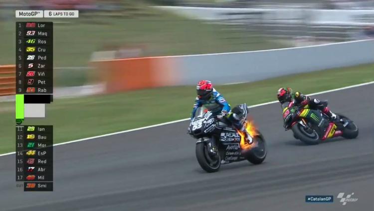 Motor Tito Rabat terbakar di balapan MotoGP Catalunya 2018. - INDOSPORT