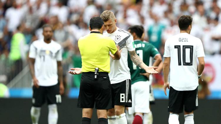 Toni Kroos tampak melakukan protes kepada wasit atas salah satu keputusan di laga Jerman vs Meksiko.