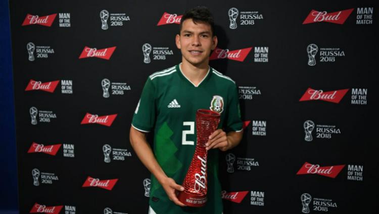 Hirving Lozano dengan penghargaan pemain terbaik di laga Jerman vs Meksiko, Grup F Piala Dunia 2018, Minggu (17/06/18). Copyright: fifa.com