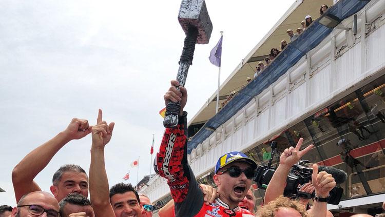 Selebrasi Jorge Lorenzo sambil membawa palu.