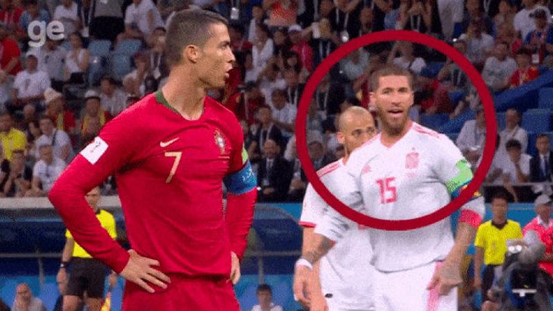 Sergio Ramos mencoba membantu De Gea untuk intimidasi dan menebak arah bola tendangan Cristiano Ronaldo.