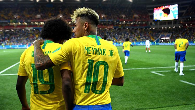 Willian (kanan) dan Neymar, dua pemain bintang Timnas Brasil diyakini bisa jadi pemain terbaik Piala Dunia 2018.