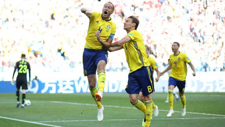 Andreas Granqvist dan Albin Ekdal merayakan gol Swedia yang lahir dari titik penalti di Piala Dunia 2018. Copyright: INDOSPORT