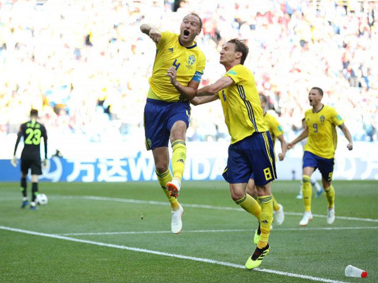 Andreas Granqvist dan Albin Ekdal merayakan gol Swedia yang lahir dari titik penalti di Piala Dunia 2018. Copyright: INDOSPORT