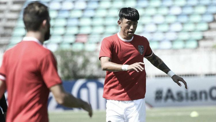 Bek Bali United Ahn Byungkeon saat latihan. - INDOSPORT