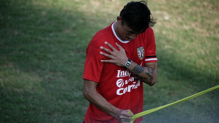 Bek Bali United Ahn Byungkeon saat latihan. Copyright: baliutd.com