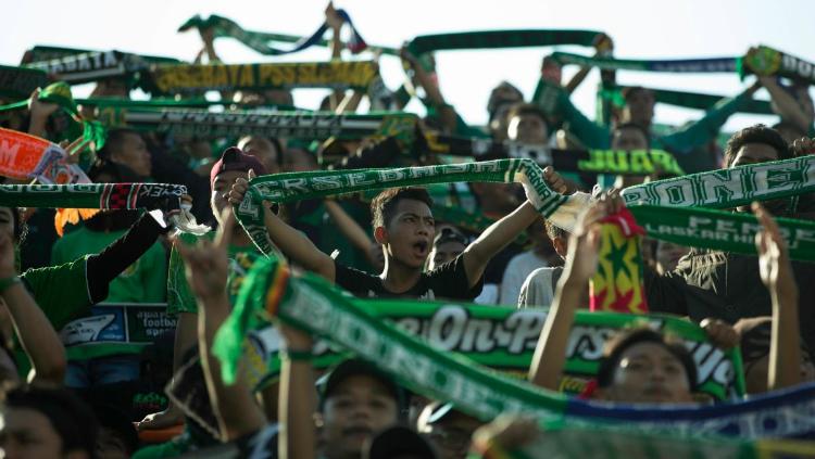 Bonek ketika mendukung Persebaya Surabaya. - INDOSPORT