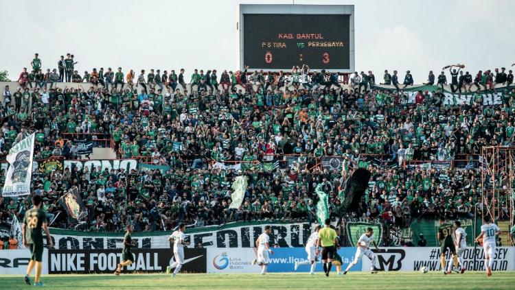Bonek ketika mendukung Persebaya Surabaya.
