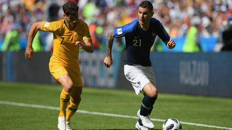 Mathew Leckie dan Lucas Hernandez (kanan) dalam laga Prancis vs Australia di Piala Dunia 2018. Copyright: Getty Images