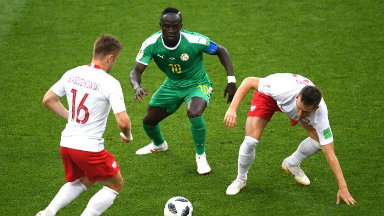 Sadio Mane berusaha melepaskan diri dari penjagaan para pemain Polandia, di laga Grup H Piala Dunia 2018.