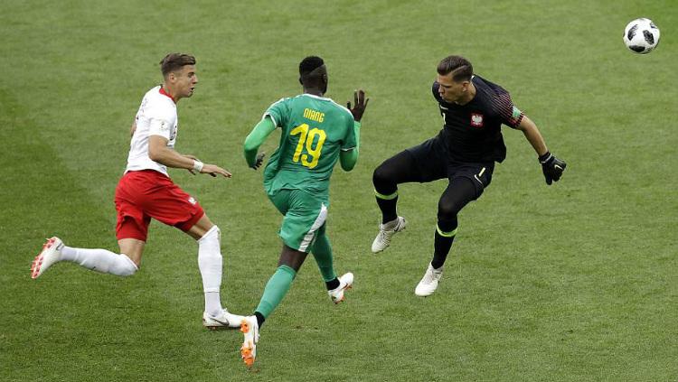 M'baye Niang saat menyerobot umpan balik ke Wojciech Szczesny.