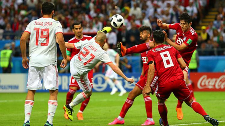 David Silva saat melakukan tendangan voli ke gawang Iran. - INDOSPORT