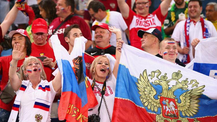Fans Rusia mendukung timnas negara mereka di Piala Dunia 2018.