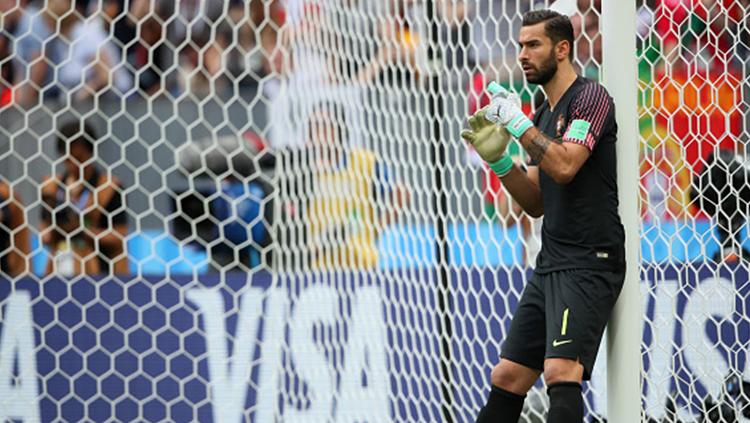 Rui Patrico sedang mengatur pagar hidup tim Portugal saat melawan Maroko. Copyright: Getty Images