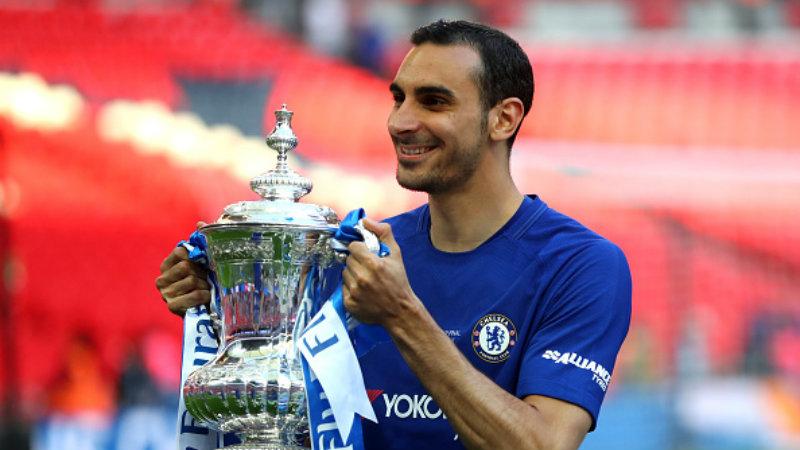 Pemain sayap Chelsea, Davide Zappacosta bersama trofi Piala FA 2017/18. Copyright: Getty Images