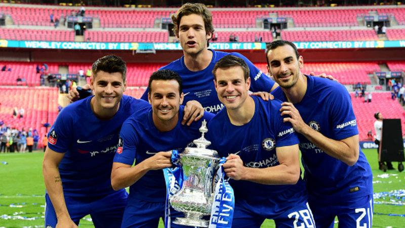Para penggawa Chelsea bersama trofi Piala FA 2017/18. - INDOSPORT