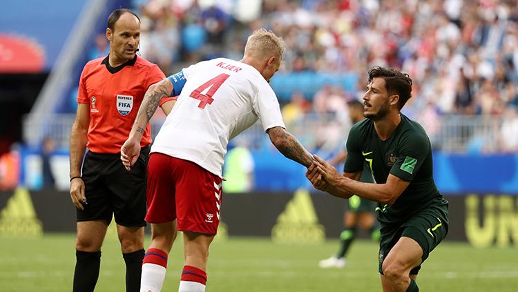 Salah satu momen dalam pertandingan Denmark vs Australia.