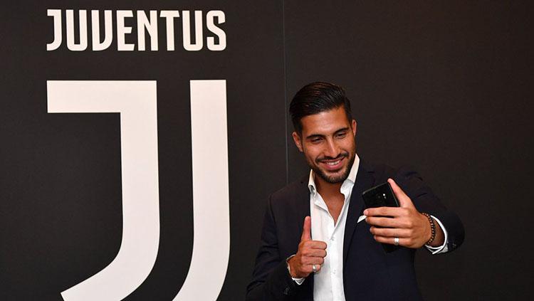 Emre Can saat berfoto dengan logo Juventus. - INDOSPORT