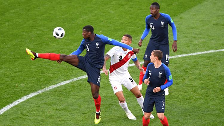 Paul Pogba saat mengontrol bola di laga Prancis vs Peru. Copyright: INDOSPORT
