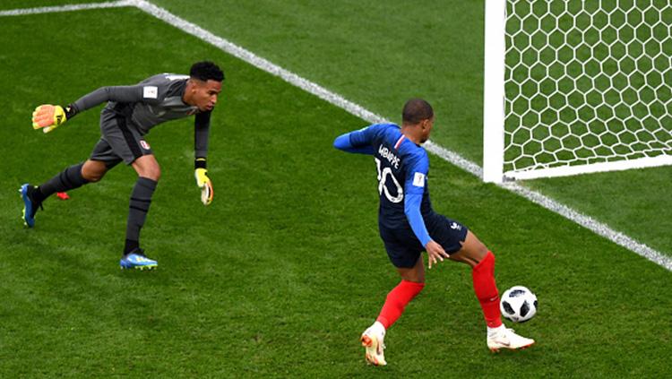 Kylian Mbappe saat mencetak gol ke gawang Peru. Copyright: INDOSPORT