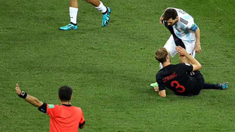 Lionel Messi saat dilanggar pemain Kroasia. - INDOSPORT