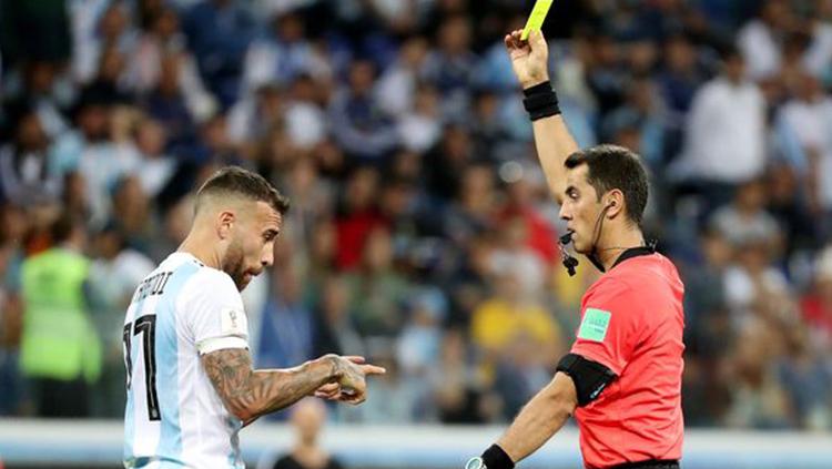Nicolas Otamendi mendapat kartu kuning. - INDOSPORT