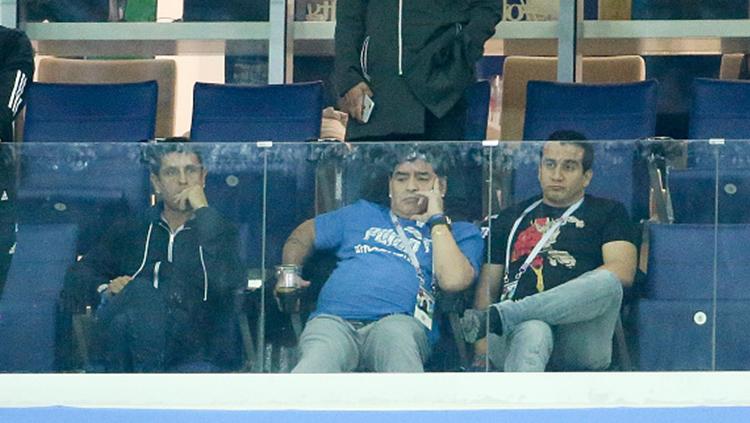 Indosport - Diego Maradona saat menyaksikan laga Argentina vs Peru di Piala Dunia 2018.