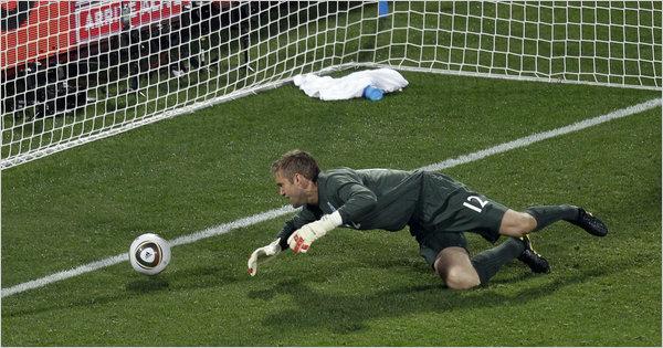 Blunder yang dilakukan kiper Inggris, Robert Green. Copyright: The New York Times