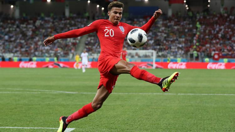 Melalui wawancara dengan The Overlap bersama legenda Manchester United, Gary Neville, Dele Alli mengungkapkan jika selama ini ia menjalani hidup yang keras.