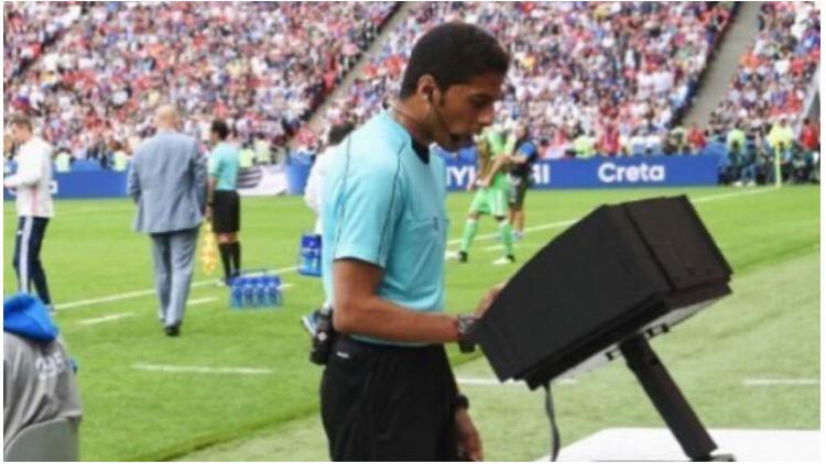 Wasit melihat VAR. - INDOSPORT